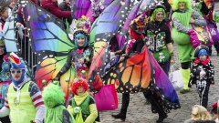 Personen in bunten Kostümen beim Karnevalszug