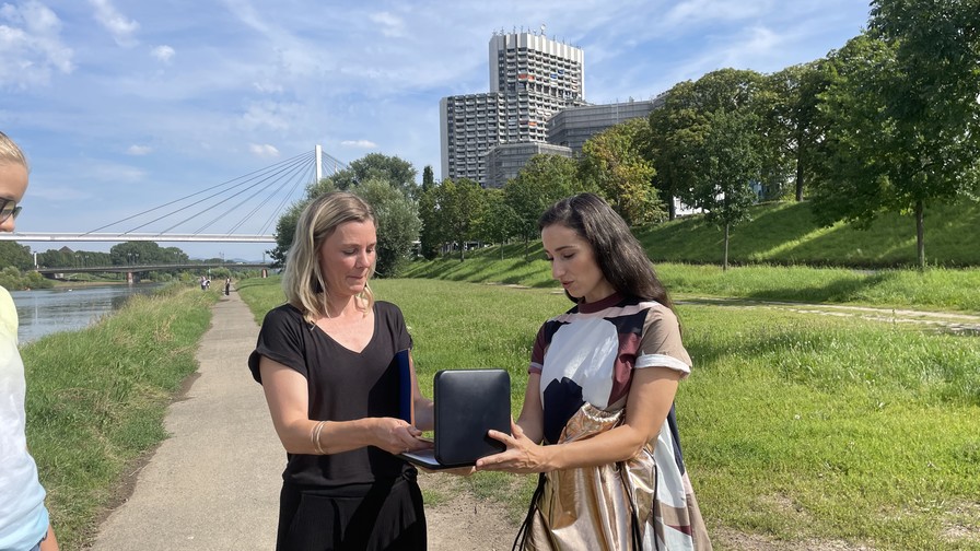 Übergabe an Kindermedienpreisträgerin Agnes Lisa Wegner durch Moderatorin Vivian Perkovic