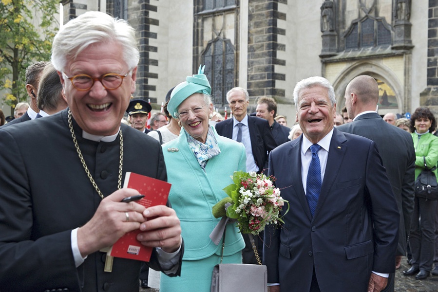 Heinrich Bedford-Strohm mit der dänischen Königin Margrethe II. und Bundespräsident Joachim Gauck bei der Wiedereröffnung der Schlosskirche in Wittenberg 2016. 