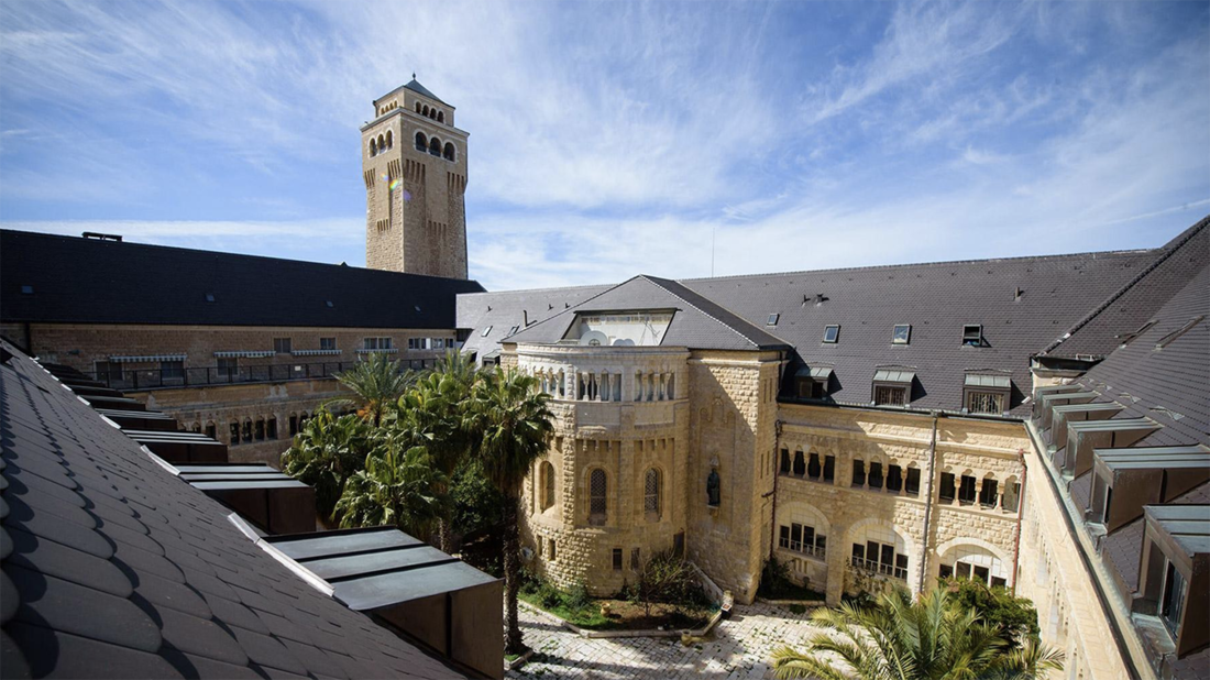 Blick in den Innenhof des Auguste-Victoria-Krankenhauses auf dem Ölberg in Jerusalem. Es wurde 1910 eröffnet. 