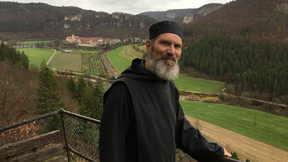 Bruder Otto, im Hintergrund Kloster Beuron, das er manchmal für die Messe besucht.