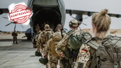 Bundeswehrsoldaten und Soldatinnen besteigen ein Flugzeug