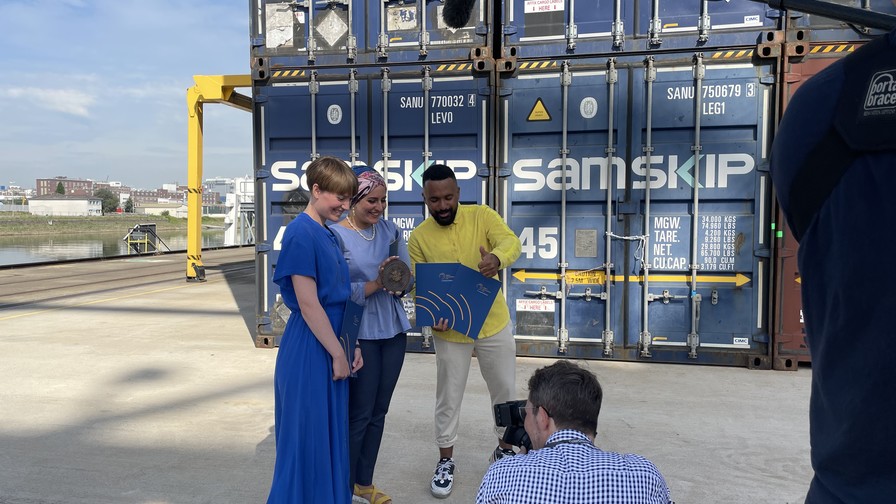 Hörfunk-Preisträger Steffi Fetz, Merve Kayikci und Malcolm Ohanwe beim Dreh im Containerhafen, Mannheim