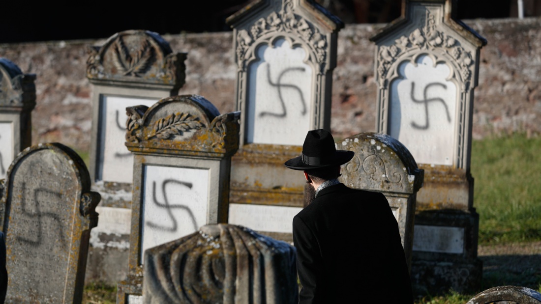 Geschändete Gräber auf einem jüdischen Friedhof im Elsass.