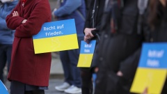 Bürger der Stadt stehen während einer Friedensaktion mit Schildern in den ukrainischen Farben und dem Schriftzug "Recht auf Frieden" auf dem Nikolaikirchhof in Leipzig.