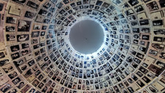 Blick zur Kuppel von Yad Vashem mit Bildern von ermordeten Kindern