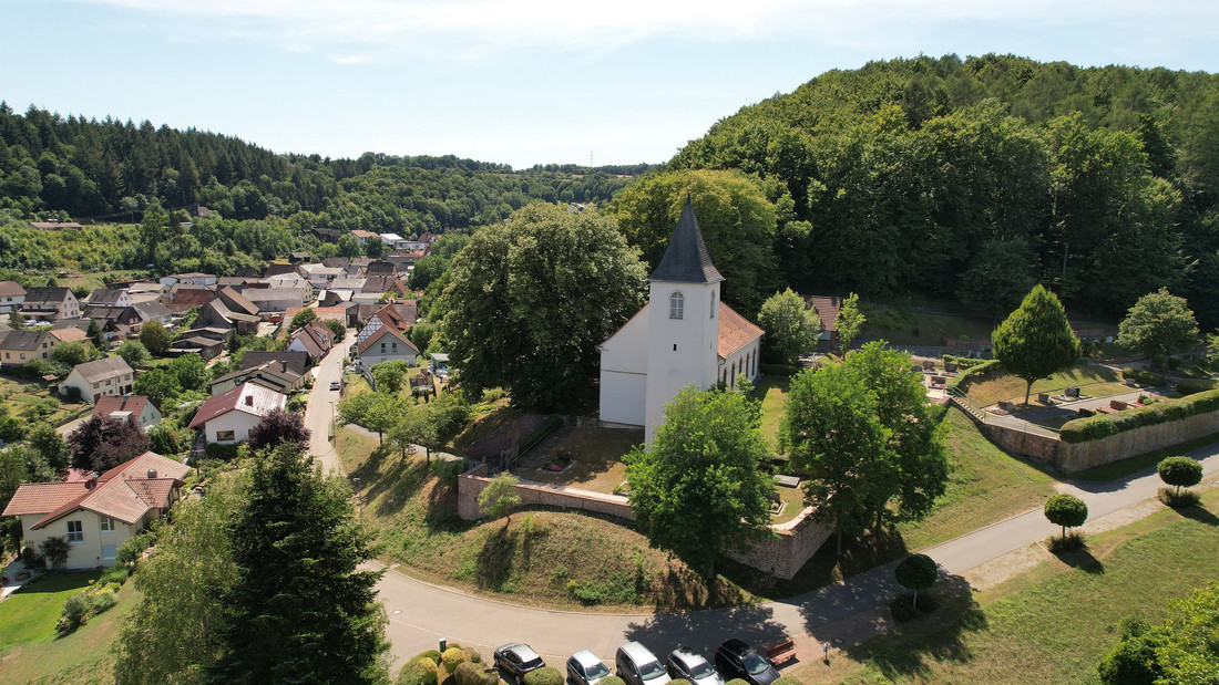 Luftaufnahme der Dorfkirche in Obrigheim-Mörtelstein