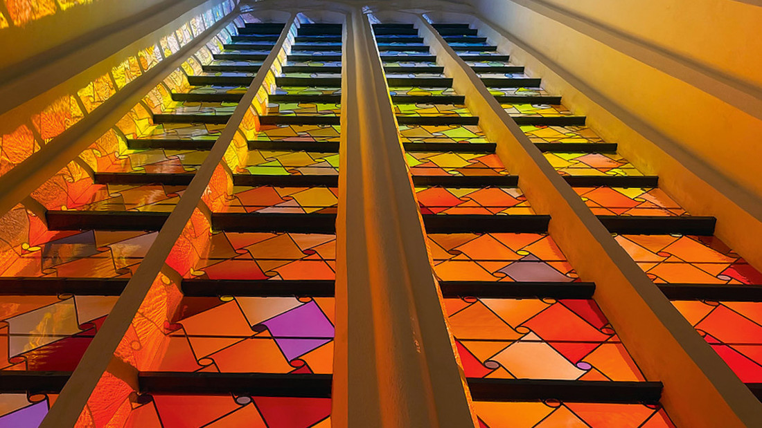 Die Fenster im Ostgiebel des Greifswalder Doms zeigen in 65 verschiedenen Farbtönen, verteilt auf 3400 Glasscheiben, die Farbpalette eines Sonnenaufgangs.