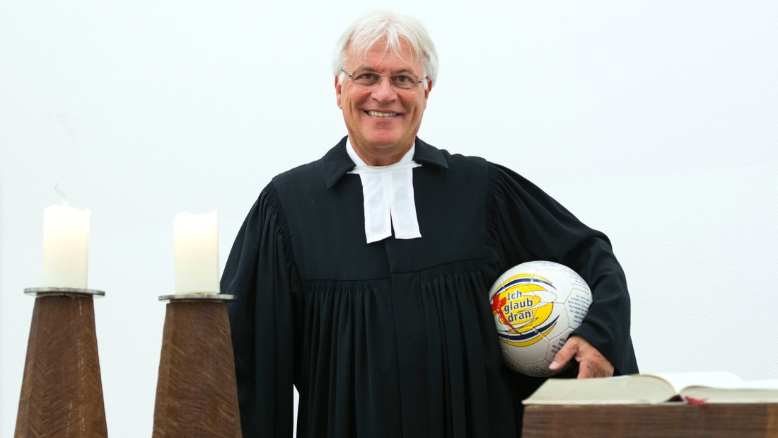 Der evangelische Stadionpfarrer Eugen Eckert in der Kapelle der Commerzbank-Arena in Frankfurt am Main 