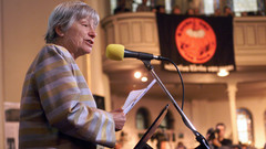 Dorothee Sölle während des ökumenischen Abendmahls mit Zelebrierenden aus vier christlichen Kirchen am 02.06.2000 in der Hamburger Gnadenkirche während des Katholikentages.