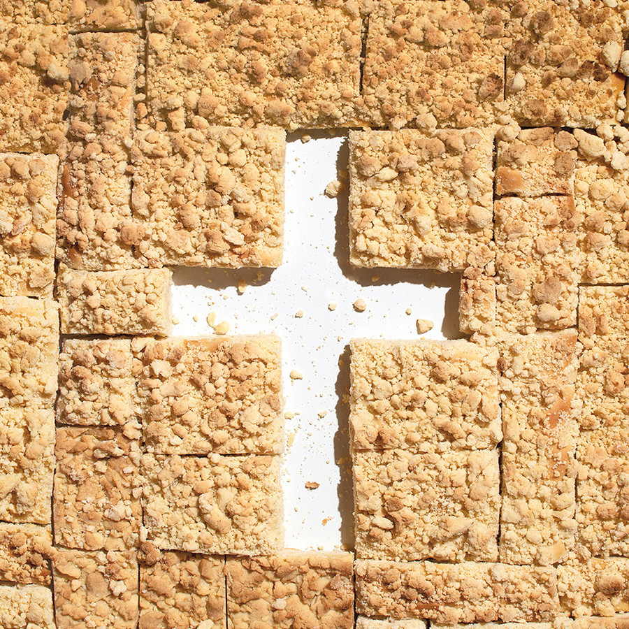 Stücke von Streuselkuchen so angeordnet, dass in der Mitte eine Öffnung in Form eines Kreuzes entsteht