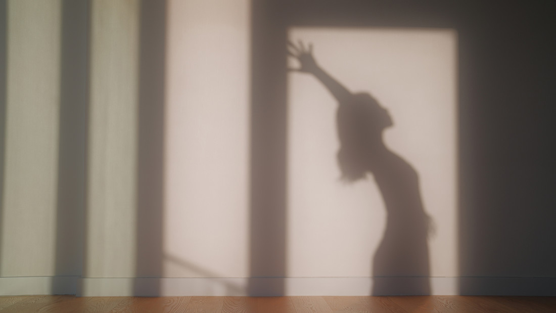Schatten einer Frau beim Yoga