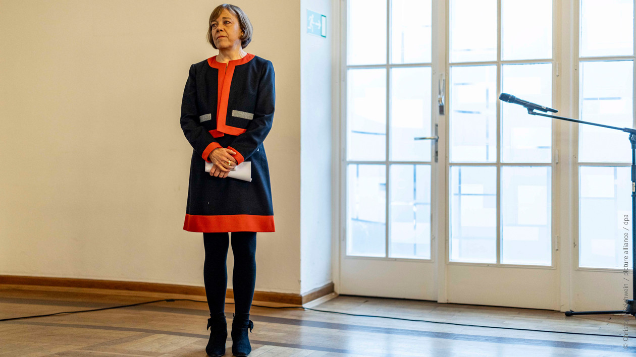 EKD-Ratsvorsitzende Annette Kurschus steht in dem Saal, in dem sie eine persönliche Erklärung zum Vorwurf von sexuell übergriffigem Verhalten eines früheren Kirchenmitarbeiters abgibt