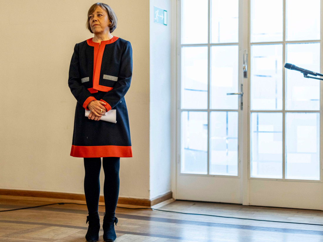 EKD-Ratsvorsitzende Annette Kurschus steht in dem Saal, in dem sie eine persönliche Erklärung zum Vorwurf von sexuell übergriffigem Verhalten eines früheren Kirchenmitarbeiters abgibt 