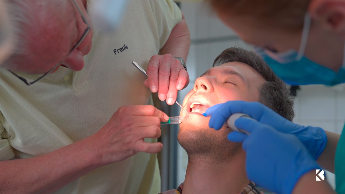 junger Mann beim Zahnarzt