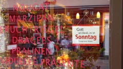 Geschäft mit dem Schild "Gott sei Dank, es ist Sonntag" 