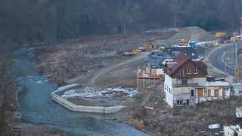 Im Ahrtal zwischen Walporzheim und Marienthal wird am Flusslauf der Ahr gearbeitet.