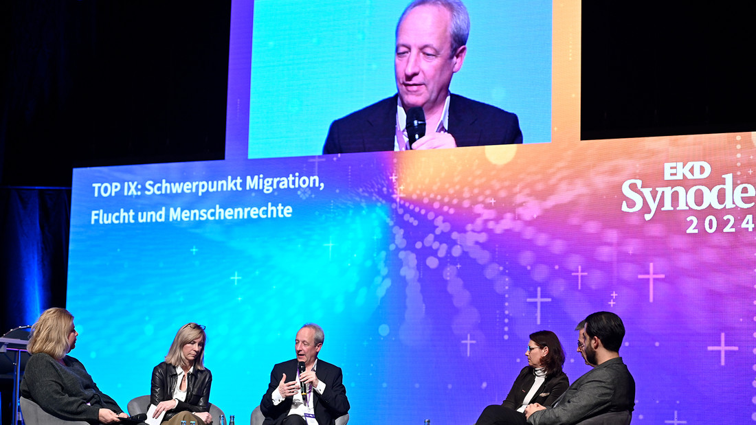 Podiumsdiskussion zum Schwerpunktthema "Migration, Flucht und Menschenrechte" auf der EKD-Synode mit Moderatorin Ebru Tasdemir, Anne Harms, Christian Stäblein, Sabine Sitter und  Tareq Alaows.