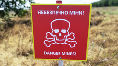 Ein Schild warnt vor einem Minenfeld in der Ukraine