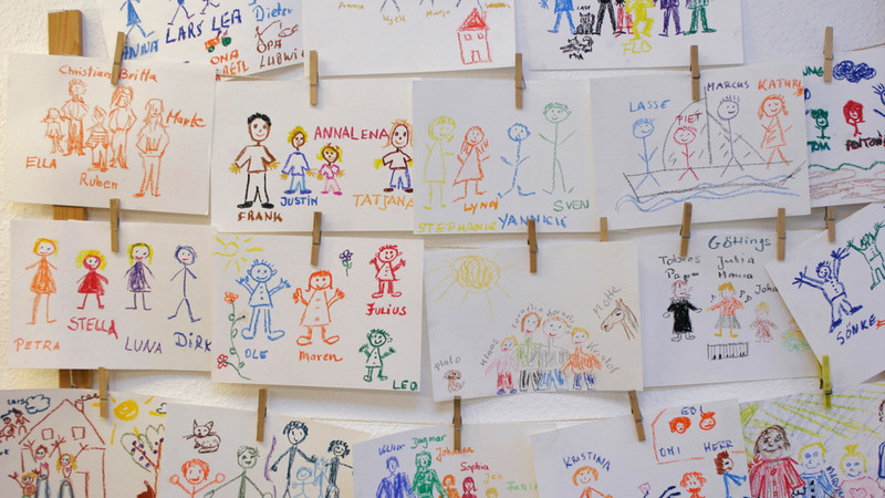 Kinderzeichnungen mit Familienbildern im Kindergarten 