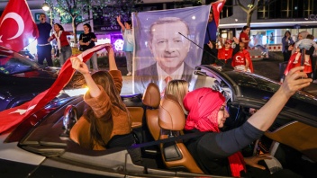 Autokorso mit jubelnden Anhängern Erdogans auf dem Kurfürstendamm in Berlin