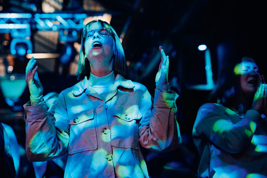 Gottesdienst der "Kirche für Oberberg"  mit Lightshow und Band