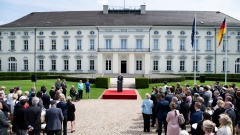 Bundespräsident Frank-Walter Steinmeier spricht zu einer Menge vor dem Schloss Bellevue