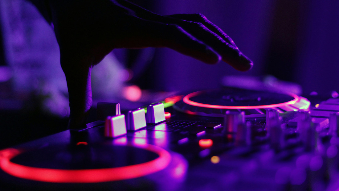 DJ legt Musik auf