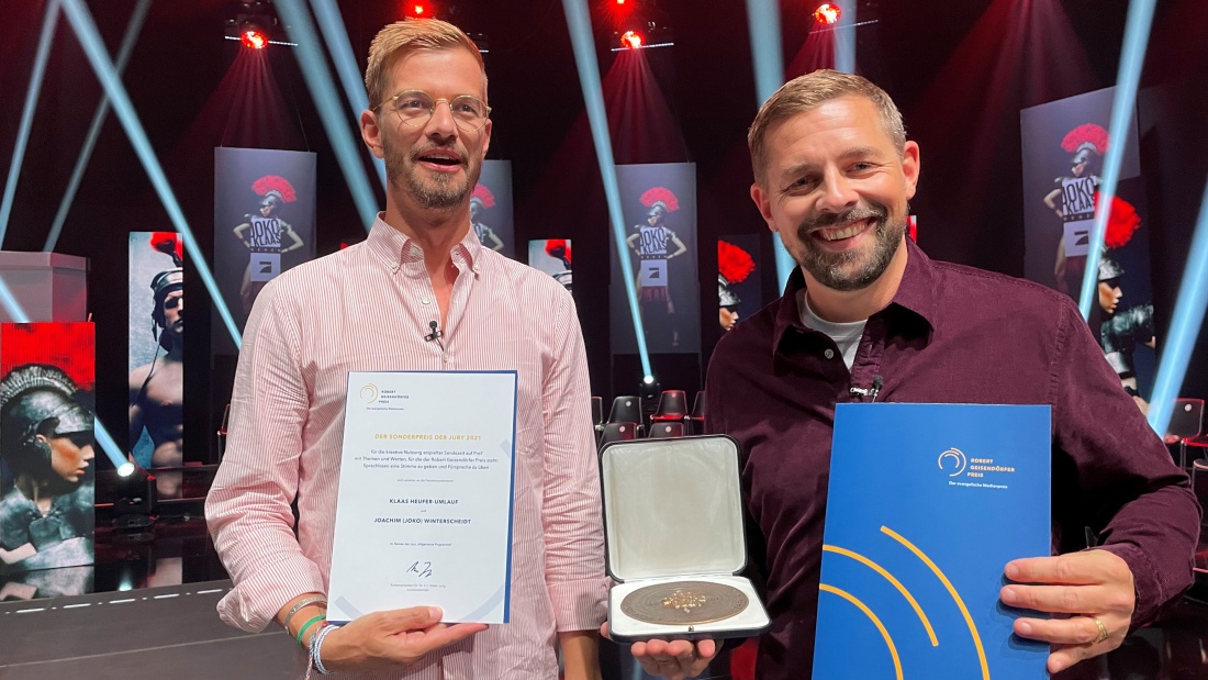 Sonderpreisträger Joko (Joachim) Winterscheid und Klaas Heufer-Umlauf präsentieren die Urkunde und die Robert Geisendörfer Medaille 