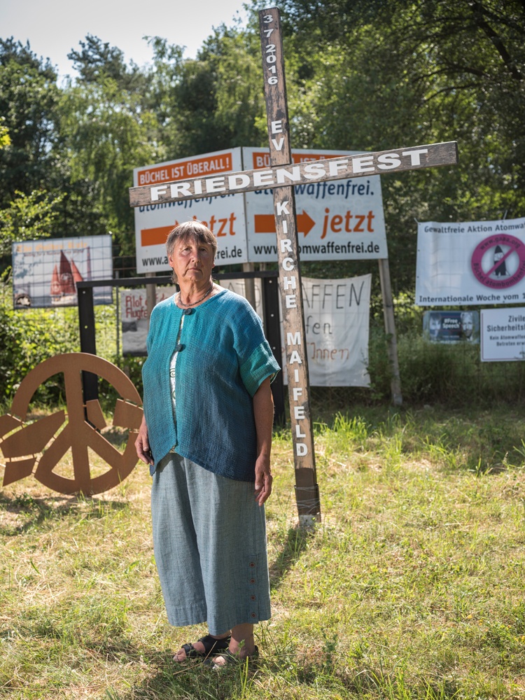 Annegret Klasen aus Maifeld bei Mayen demonstriert am 7. Juli 2019 beim kirchlichen Aktionstag am Fliegerhorst Büchel 