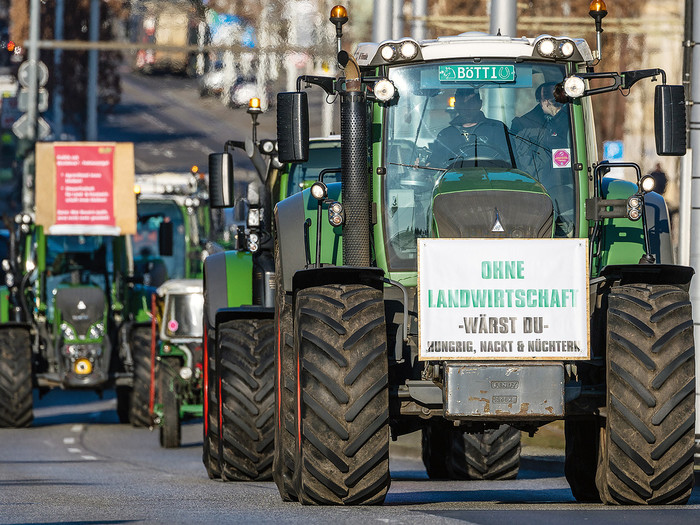 Landwirte demonstrieren mit Traktoren in Cottbus 