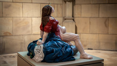 Darstellung einer gebärenden Maria mitten im Linzer Dom, die gewaltsam beschädigt wurde.