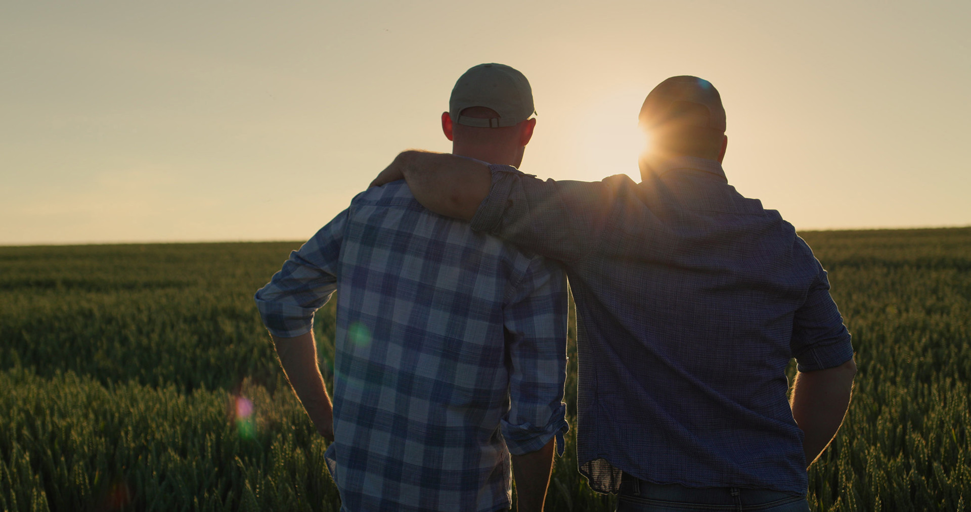 Zwei Männer im Sonnenuntergang