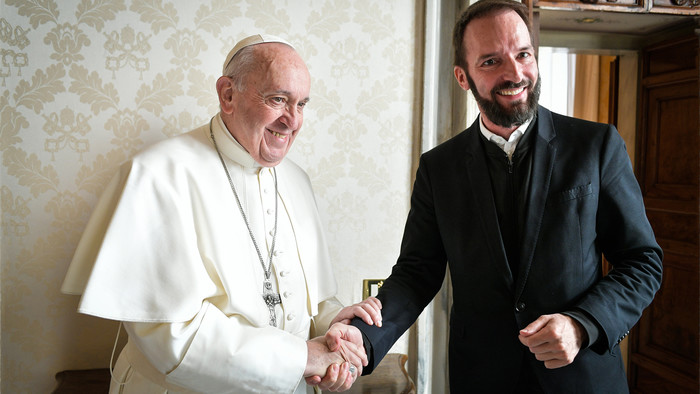 Papst Franziskus begrüßt Michael Jonas, Vorsitzender der evangelisch-lutherischen Gemeinde in Rom