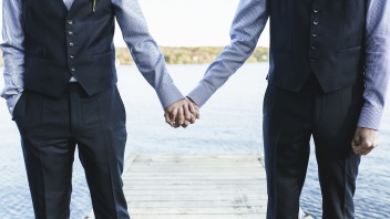Homosexuelles Paar/zwei Männer halten sich die Hände
