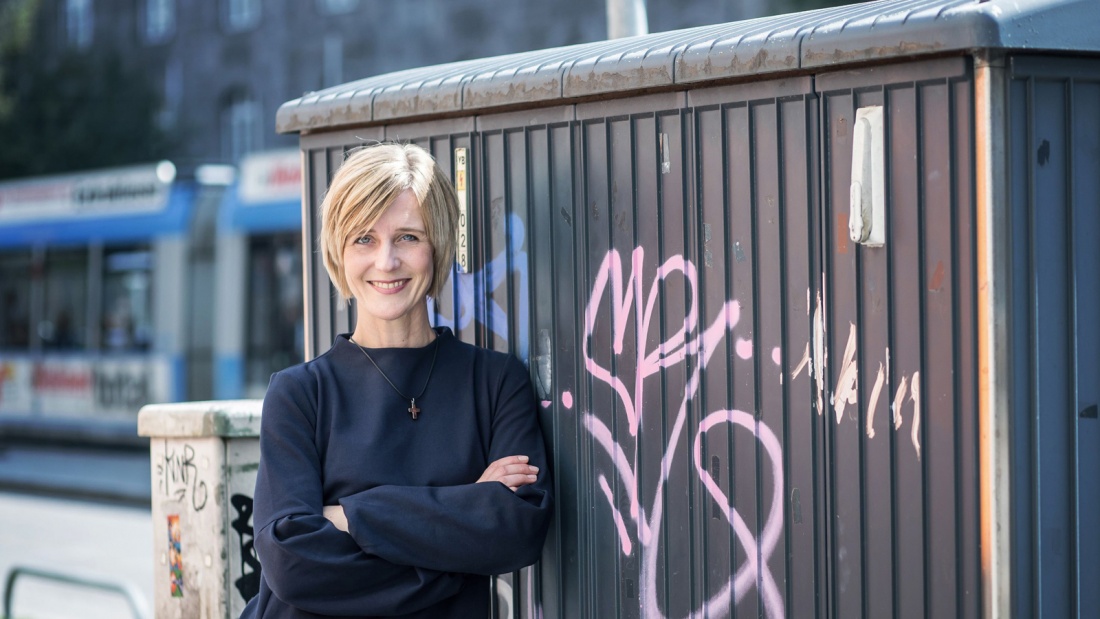 Stefanie Schardien vor einem mit Graffiti besprühten Hintergrund
