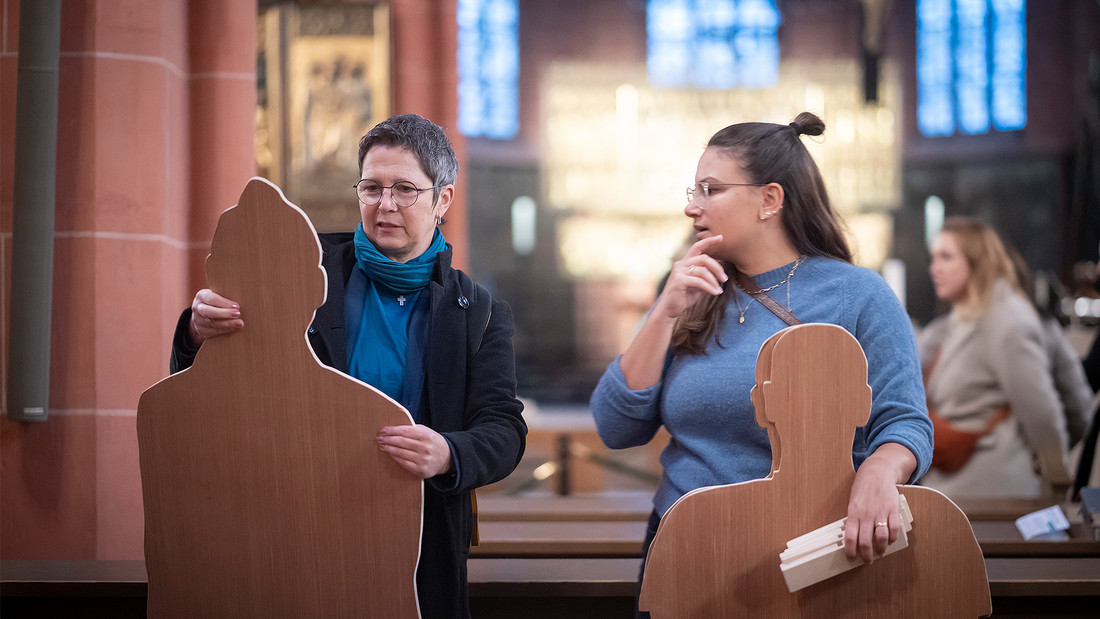 Dagmar Gerhards (l) und Frederike Petronio stellen die hölzernen Silhouetten auf.