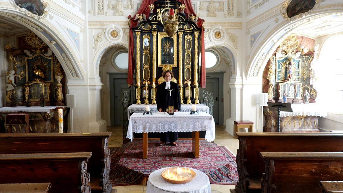 Pfarrer Wolfgang Gronauer in der Barockkirche, die zur JVA Niederschönenfeld in Bayern gehört