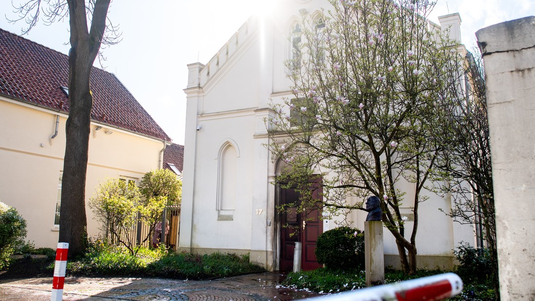 Die Oldenburger Synagoge und ein Einsatzfahrzeug der Polizei