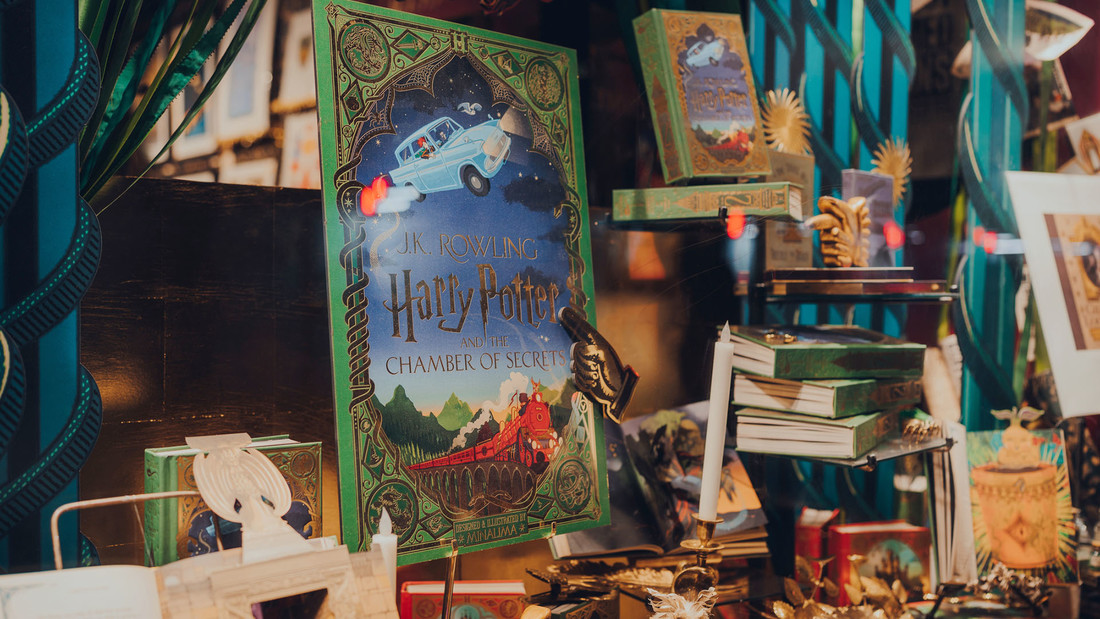 Schaufensterauslage mit einem Harry Potter Buch und vielen anderen Motiven aus dem Film.