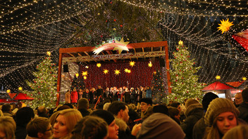 Chor auf der Bühne eines Weihnachtsmarktes in Köln