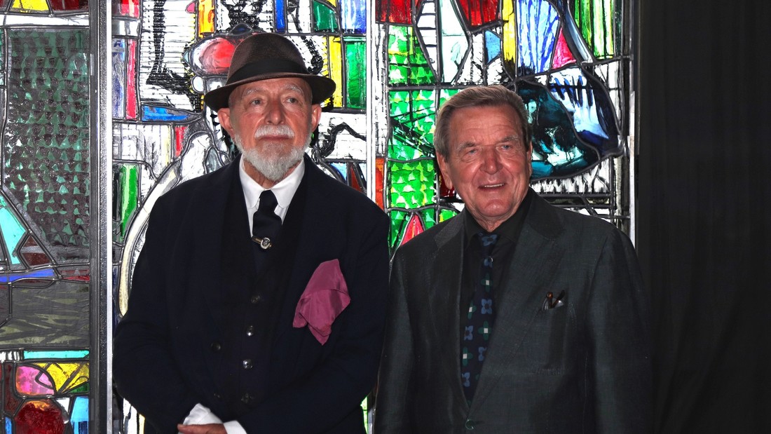 Kuenstler Markus Luepertz (Lüpertz) und Altkanzler Gerhard Schroeder vor dem Reformationsfenster in der Glasmanufaktur "Derix Glasstudios" in Taunusstein