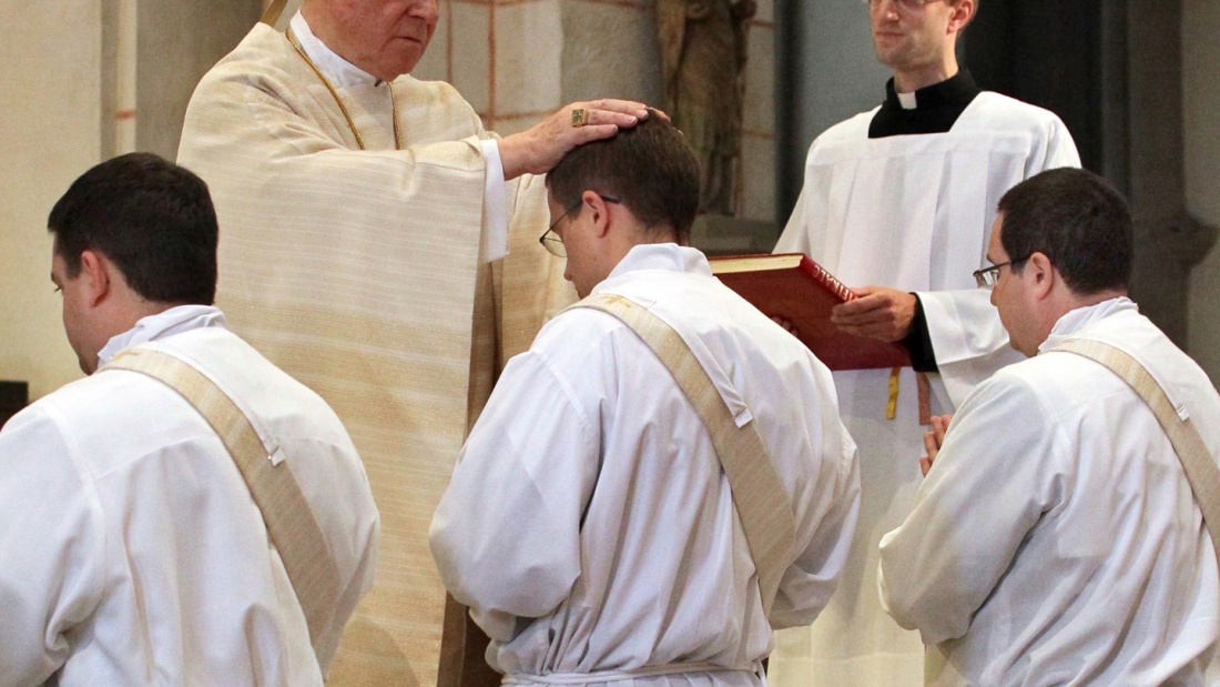 Priesterweihe bei katholischen Priestern