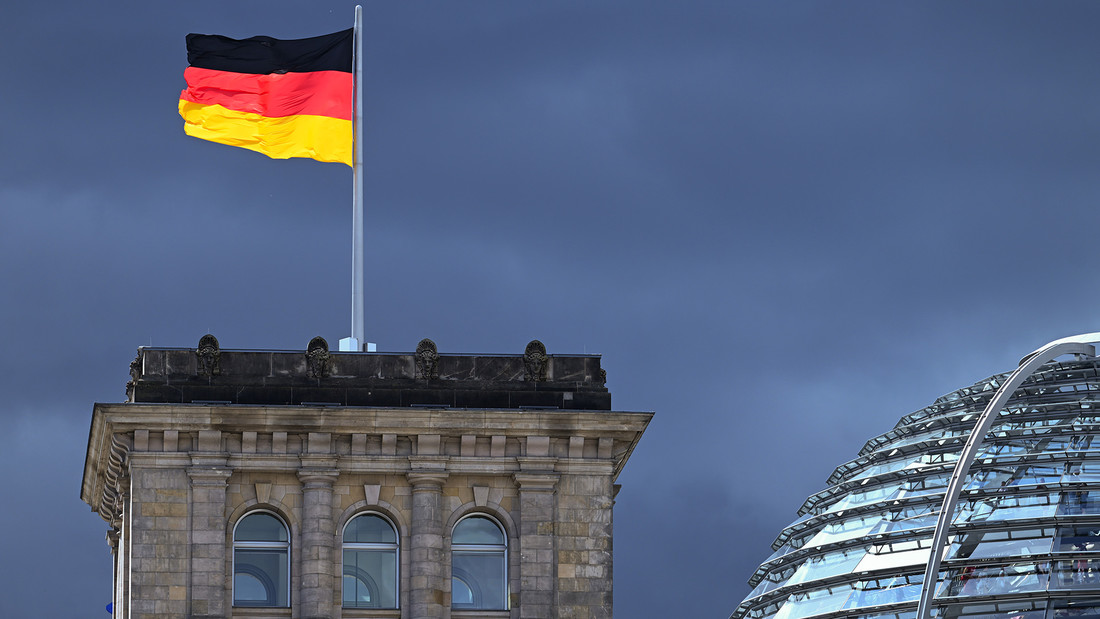 Die deutsche Fahne weht auf dem Reichstag in Berlin