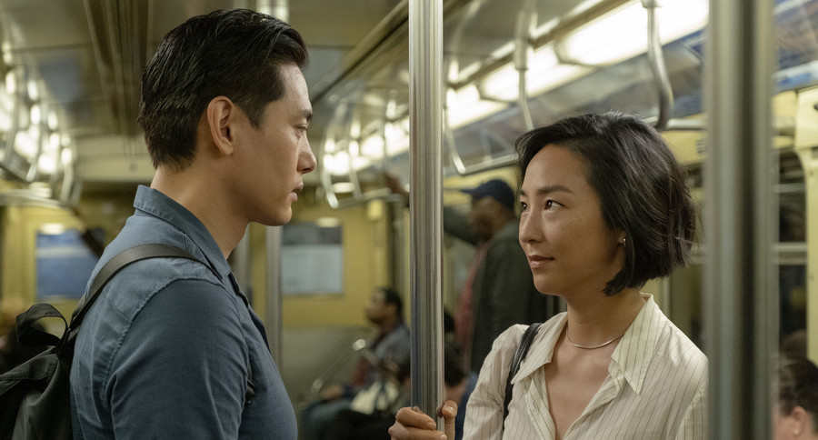 Filmszene in der U-Bahn: Nora (Greta Lee) und Hae Sung (Theo Yoo) treffen sich in New York wieder 