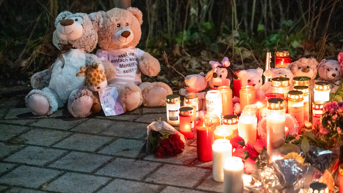 Zwei Teddybären und zahlreiche Kerzen stehen im Park Schöntal. 