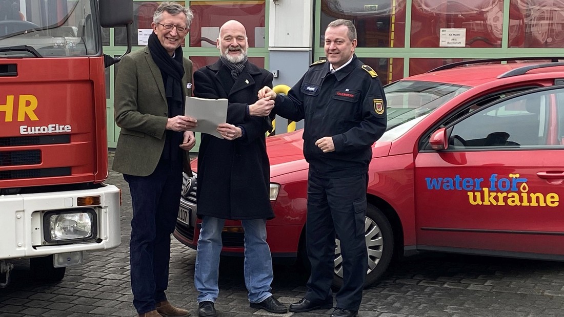 Der Wuppertaler Stadtdirektor Matthias Nocke, Elmar Thyen vom Verein "Water for Ukraine" und der Leiter der Feuerwehr Wuppertal, Andreas Steinhard (v.l.)