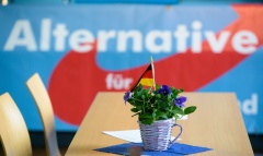 Deutschlandfahne auf einem Tisch bei einer AfD-Veranstaltung.