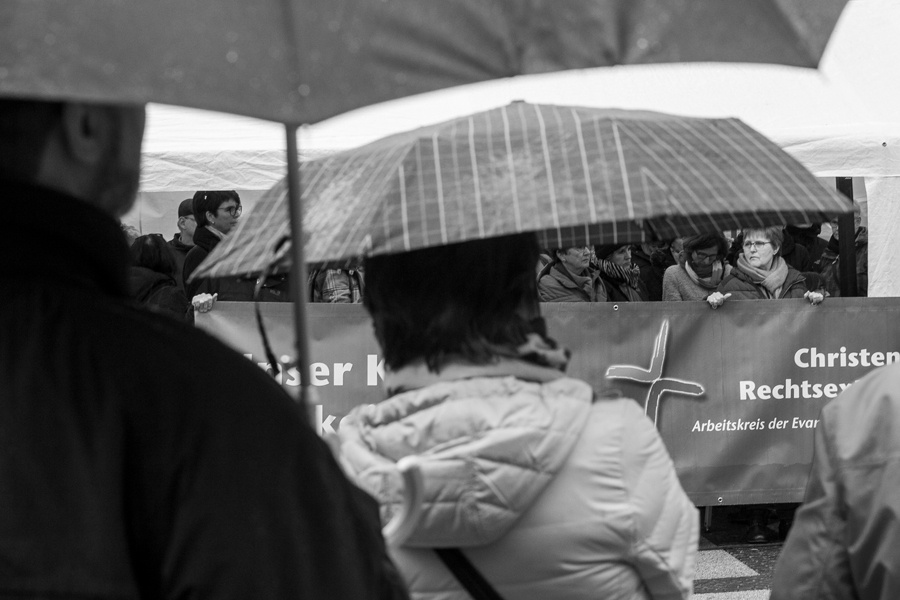 Menschen mit Regenschirmen auf Demo