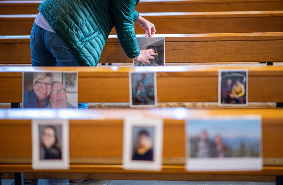 Ausgedruckte Selfies von Gemeindegliedern hängen an Kirchenbänken in Hörstel (NRW) 